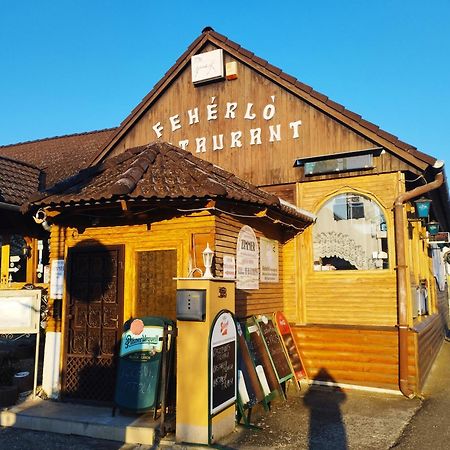 Feherlo Vendeghaz & Restaurant บุค ภายนอก รูปภาพ