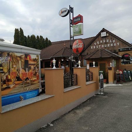 Feherlo Vendeghaz & Restaurant บุค ภายนอก รูปภาพ