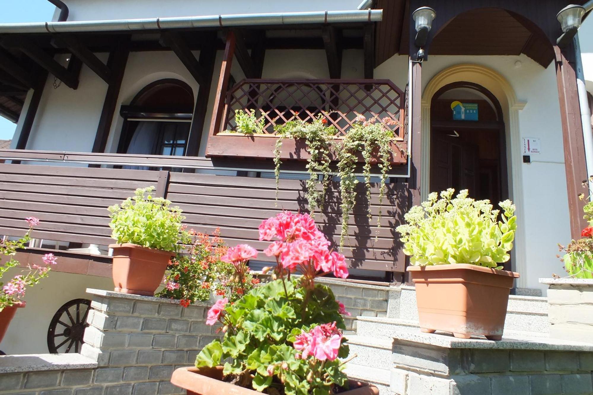 Feherlo Vendeghaz & Restaurant บุค ภายนอก รูปภาพ