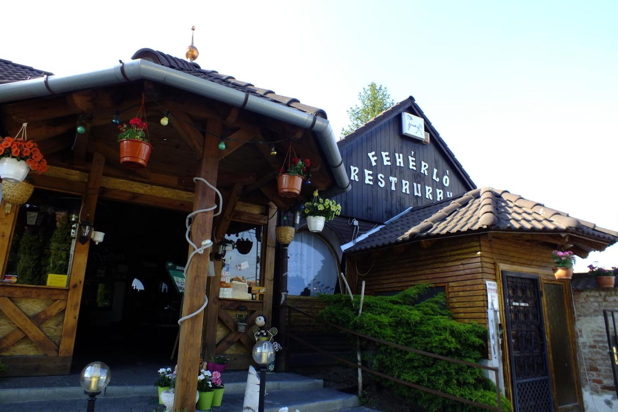 Feherlo Vendeghaz & Restaurant บุค ภายนอก รูปภาพ
