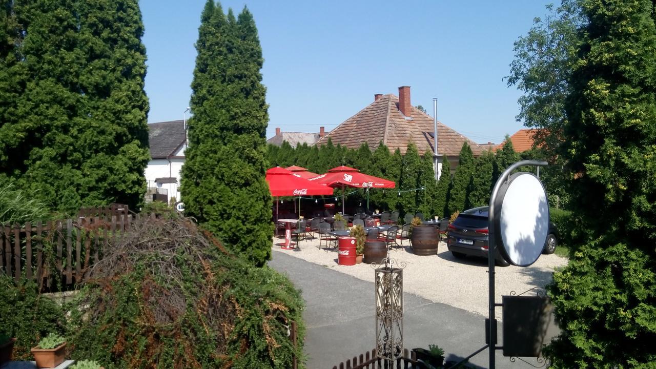 Feherlo Vendeghaz & Restaurant บุค ภายนอก รูปภาพ